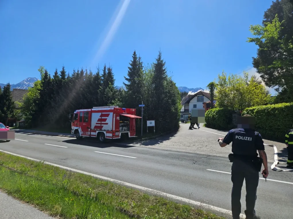 Ein Bild auf 5min.at zeigt Einsatzkräfte der Feuerwehr sowie der Polizei.