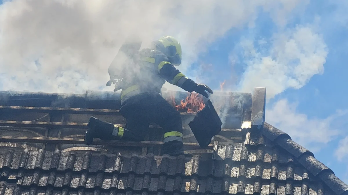 Ein Bild auf 5min.at zeigt einen Feuerwehrmann am Dach des brennenden Gebäudes.