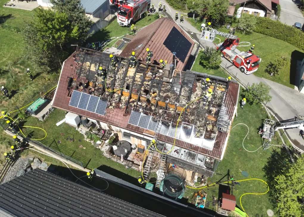 Ein Bild auf 5min.at zeigt das zerstörte Dach.