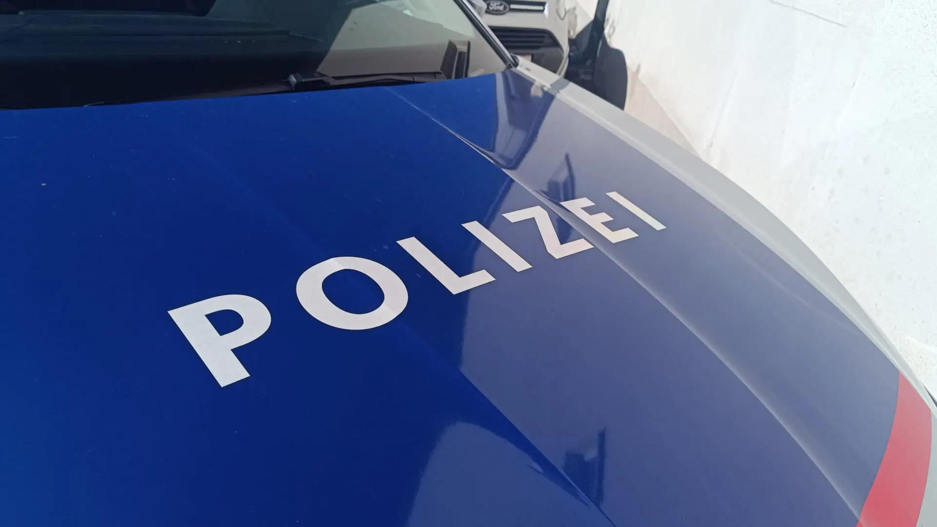 Ein Bild auf 5min.at zeigt ein Polizeifahrzeug.