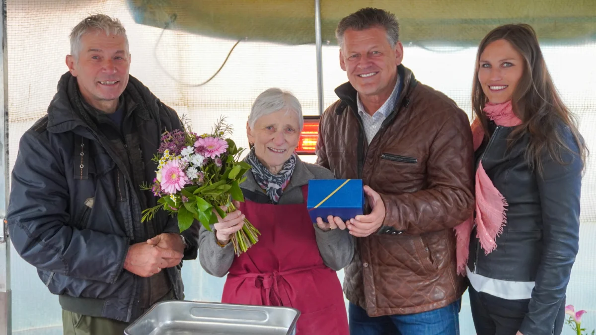 Ein Bild auf 5min.at zeigt Bürgermeister Christian Scheider, Marktkoordinatorin Martina Derhaschnig, Maria Pirmann und ihren Sohn Ferdinand Pirmann.