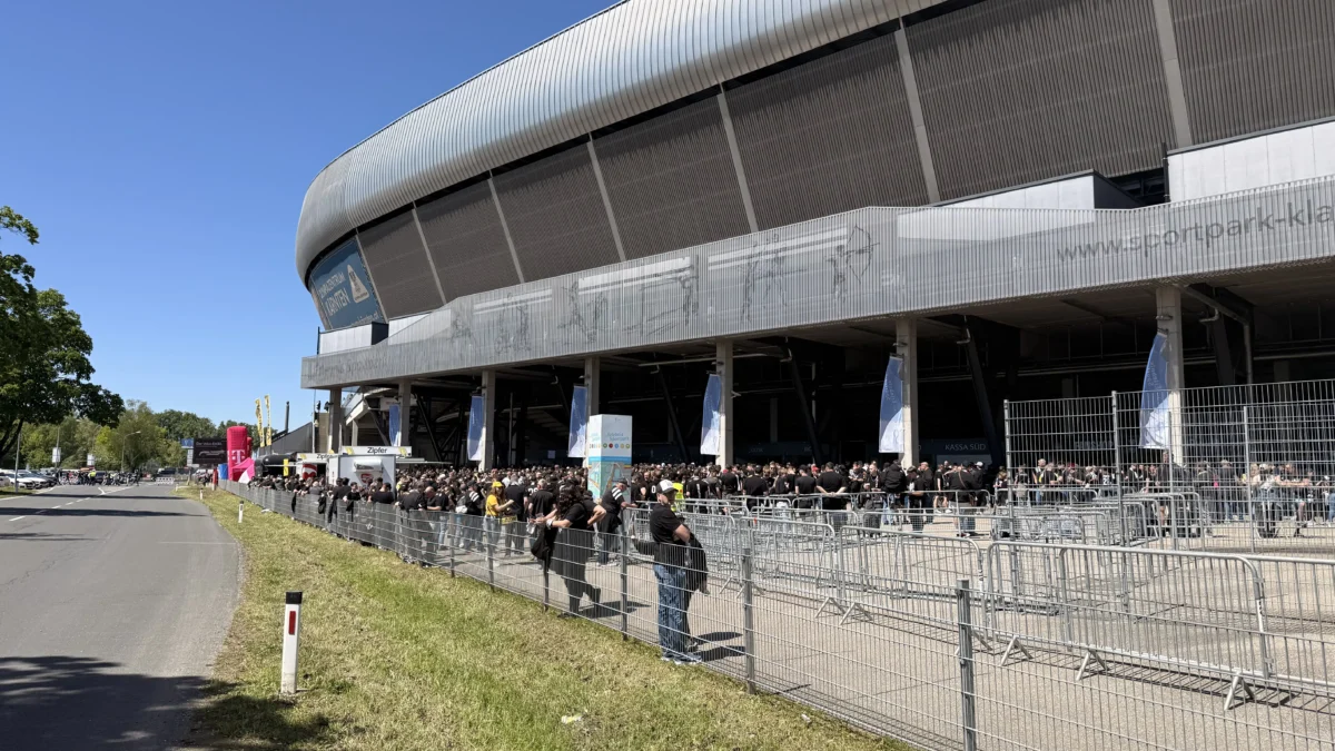Ein Bild auf 5min.at zeigt Fußballfans vor dem Wörthersee-Stadion.