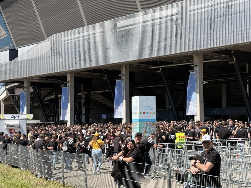 Ein Bild auf 5min.at zeigt Fußballfans vor dem Wörthersee-Stadion.