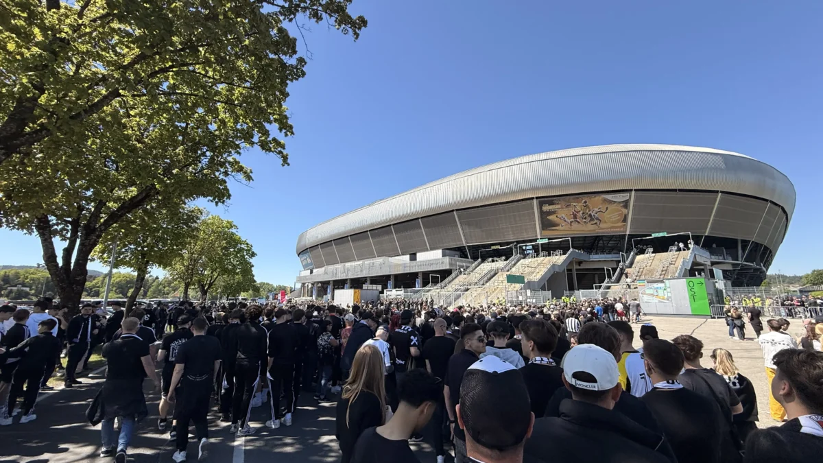 Ein Bild auf 5min.at zeigt Fußballfans vor dem Wörthersee-Stadion.