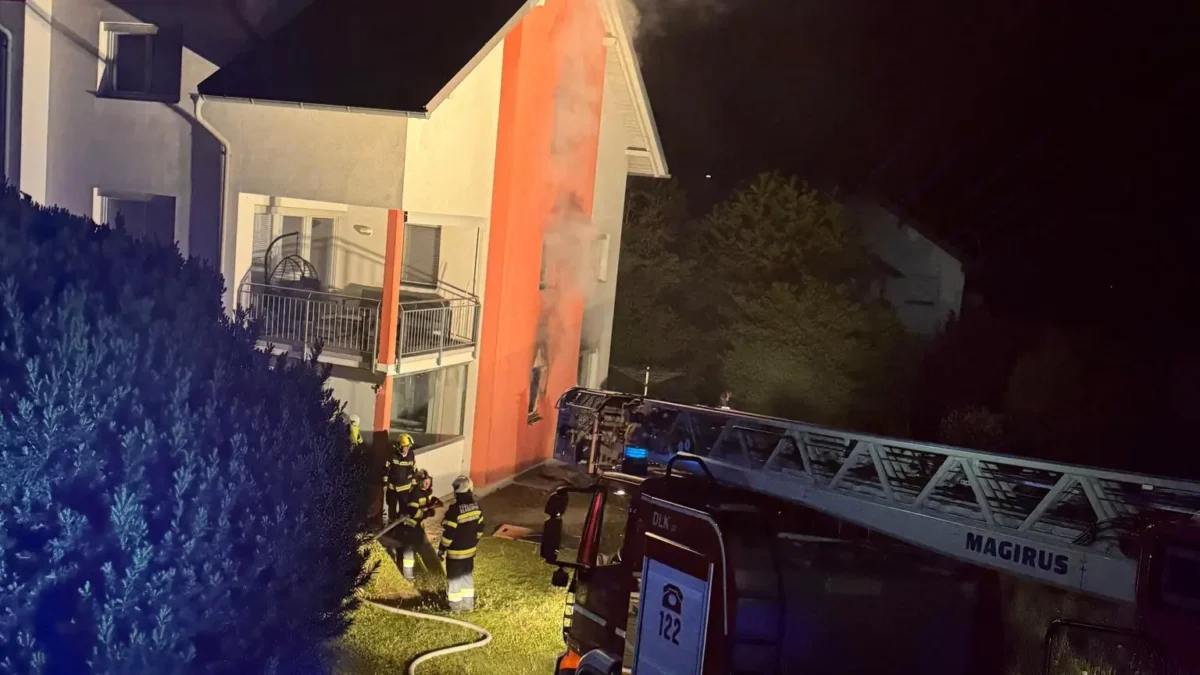 Ein Bild auf 5min.at zeigt die Florianis beim Brandeinsatz in Köttmannsdorf.