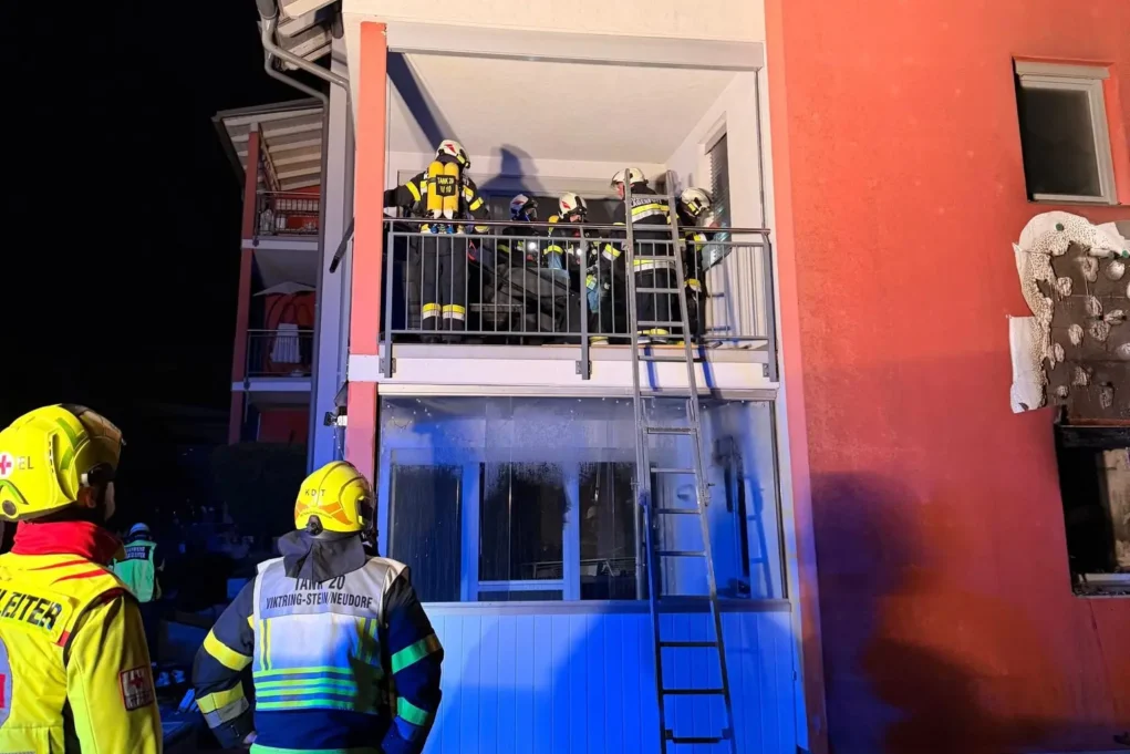 Ein Bild auf 5min.at zeigt die Florianis beim Brandeinsatz in Köttmannsdorf.