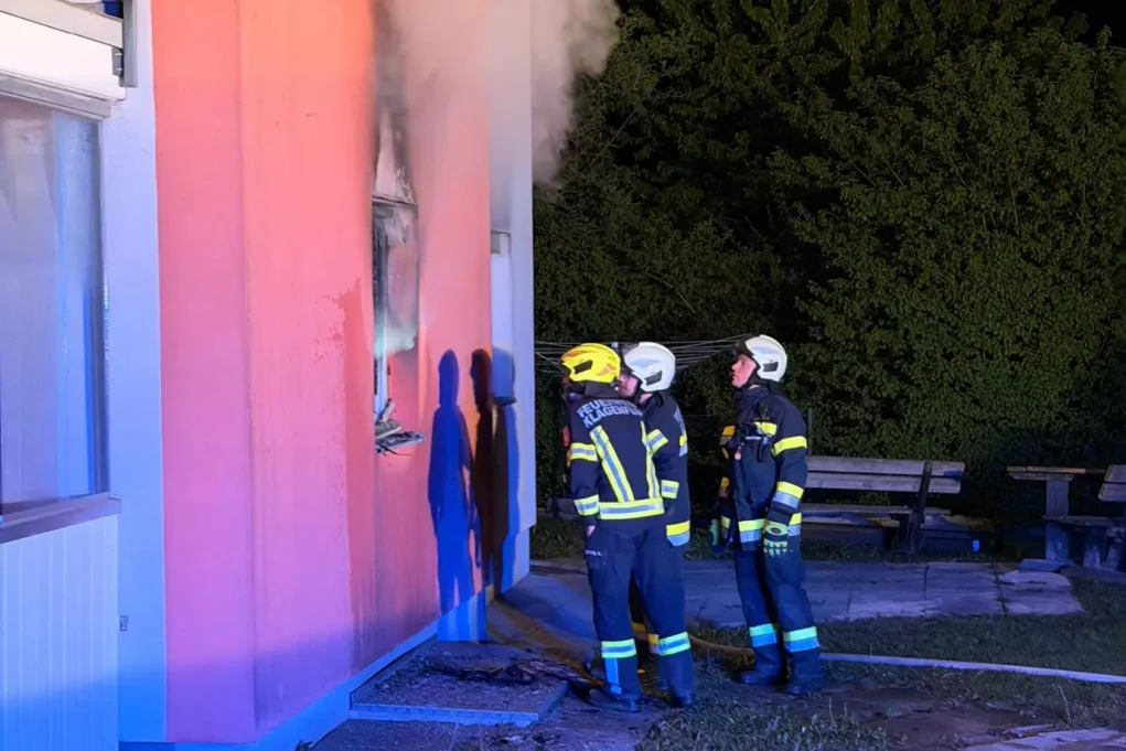 Ein Bild auf 5min.at zeigt die Florianis beim Brandeinsatz in Köttmannsdorf.