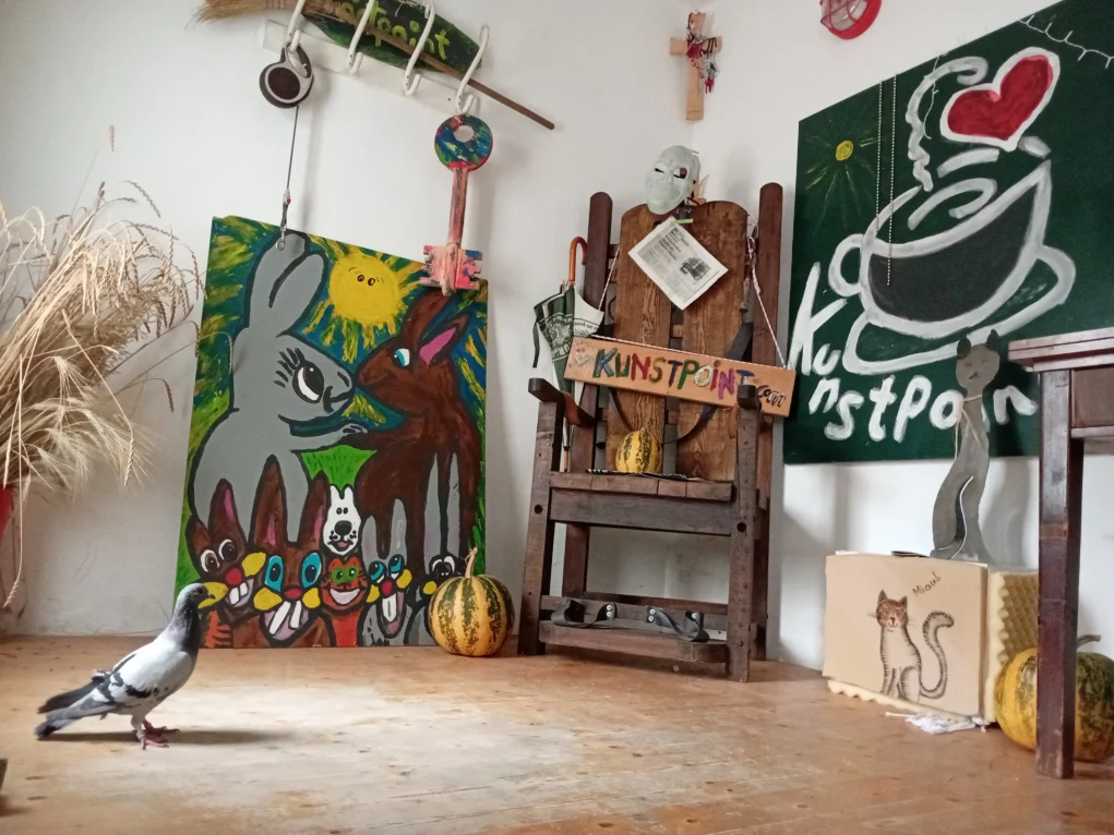 auf dem bild von 5min.at sieht man taube dorothea im atelier von michael bübl.