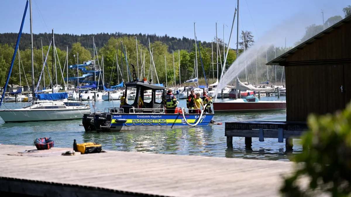 Ein Bild auf 5min.at zeigt ein Einsatzboot der Wasserrettung.