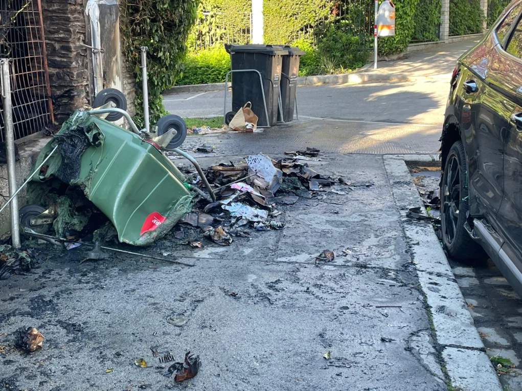 Foto in Beitrag von 5min.at zeigt die abgefackelte Mülltonne aus einer anderen Perspektive.