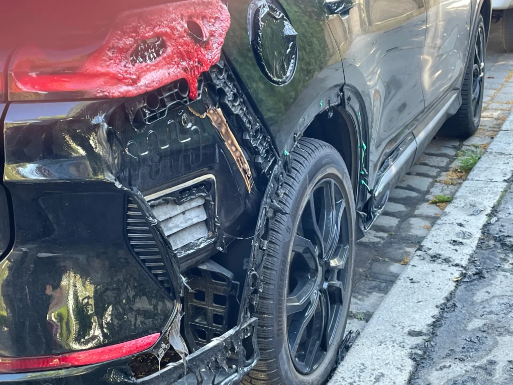 Foto in Beitrag von 5min.at zeigt den Schaden, der am Auto entstanden ist.
