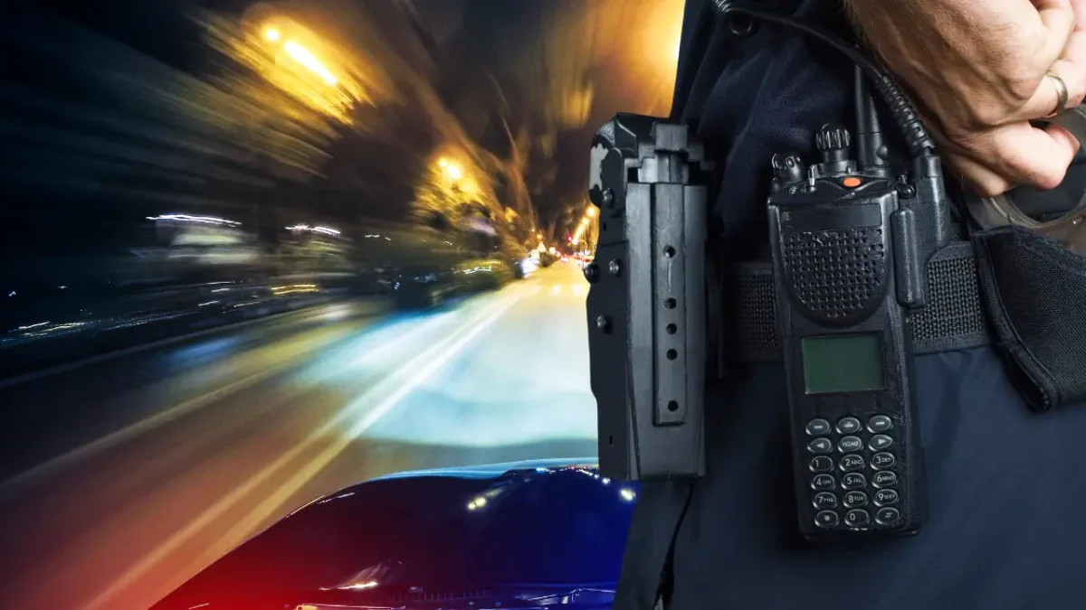 auf dem bild von 5min.at sind ein raser und ein polizist zu sehen.