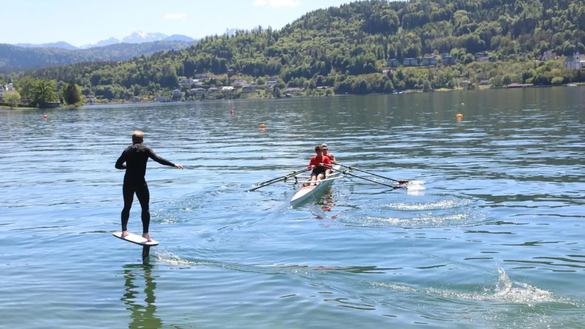 Das Bild auf 5min.at zeigt Ruderer und Pumpfoiler am Wörthersee.