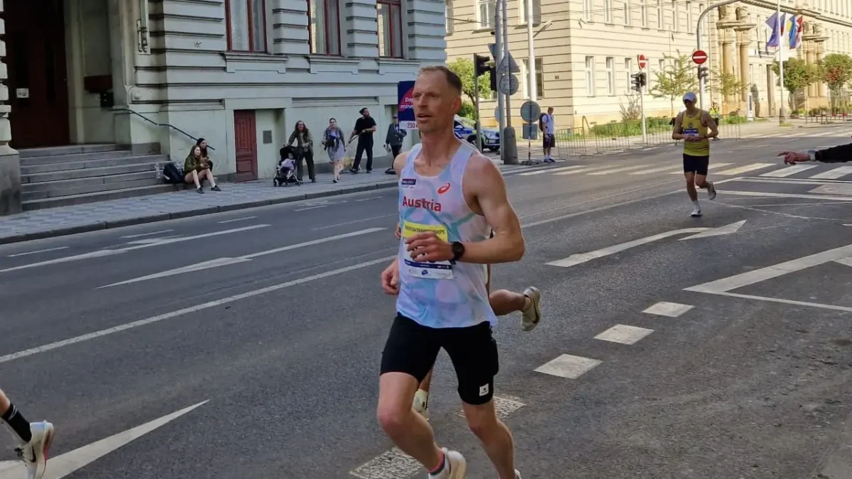 Das Bild auf 5min.at zeigt Mario Janach beim Laufen eines Marathons