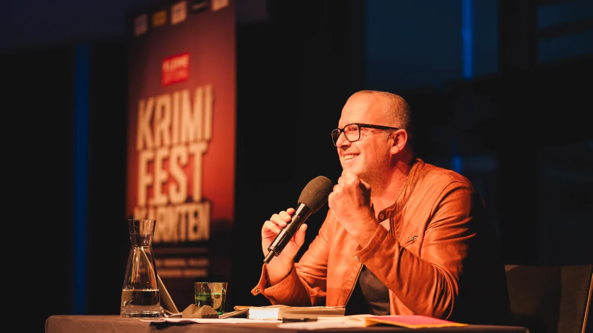 Das Bild zeigt Bernhard Aichner auf www.5min.at.