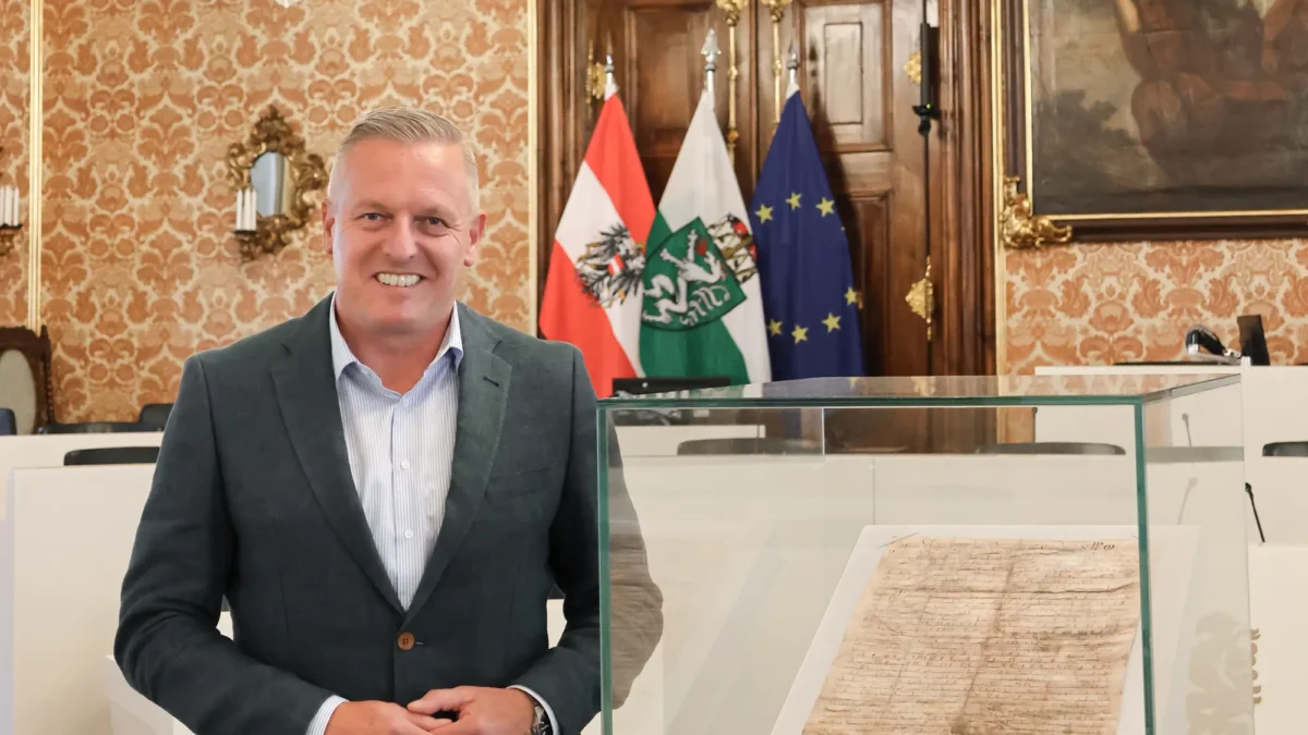 LH Mario Kunasek führt persönlich durch die Grazer Burg, wo auch das Faksimile der Georgenberger Handfeste zu besichtigten ist.