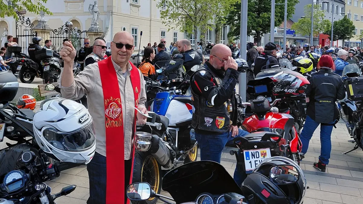 Das Bild auf 5min.at zeigt eine Motorradsegnung in Schwechat.