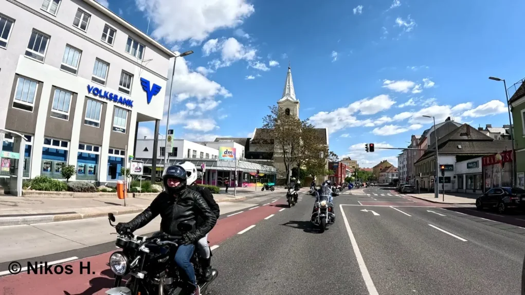 Das Bild auf 5min.at zeigt eine Motorradsegnung in Schwechat.