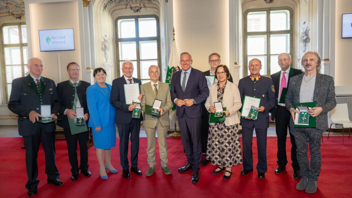 Landeshauptmann Mario Kunasek und Landeshauptmann-Stv. Manuela Khom gratulierten den mit dem Goldenen Ehrenzeichen des Landes Steiermark ausgezeichneten Persönlichkeiten in der Aula der Alten Universität.