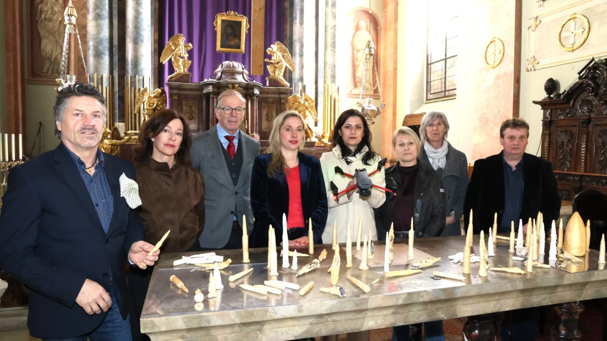Das Bild auf 5min.at zeigt Personen in einer Kirche.