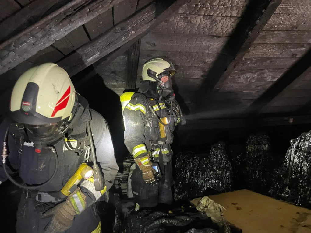 Am Montag, dem 4. Mai – dem Florianitag, dem Gedenktag des Schutzpatrons der Feuerwehren – kam es in Mödling zu einem Brand in einem Einfamilienhaus.