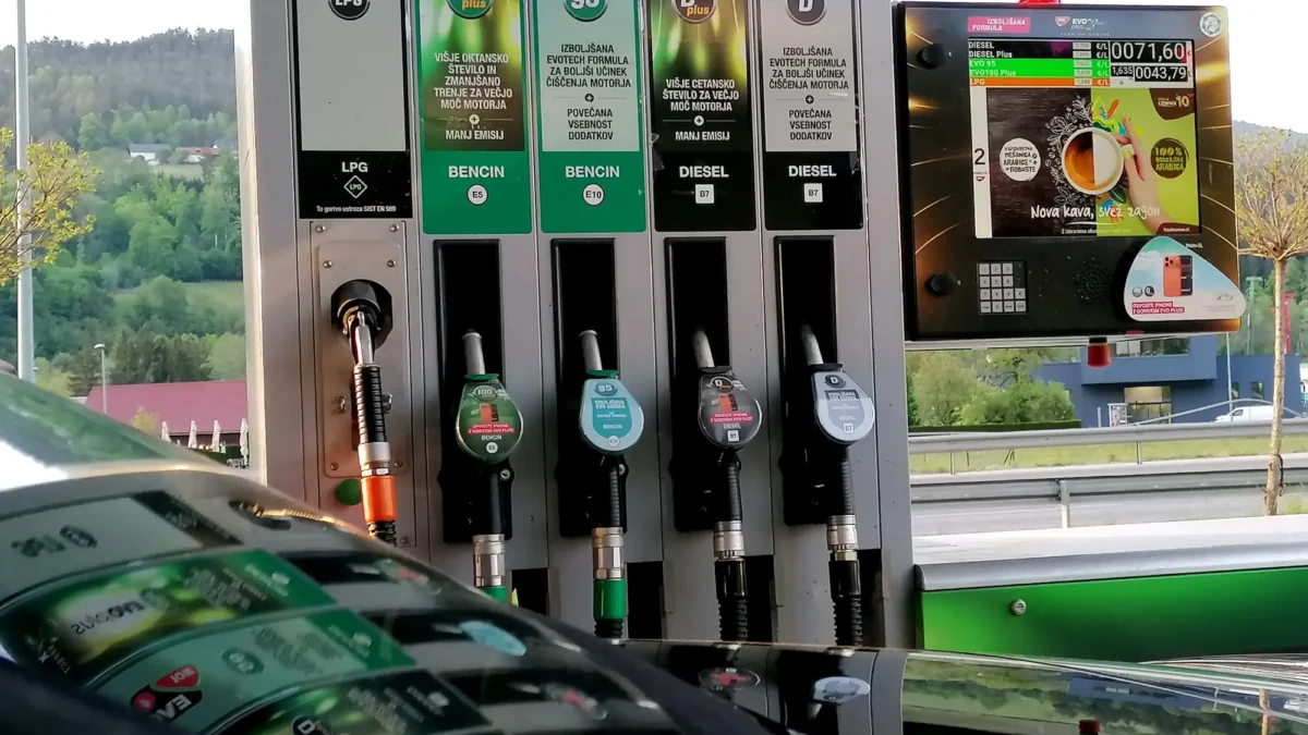 Das Bild zeigt eine Tankstelle in Slowenien auf www.5min.at.