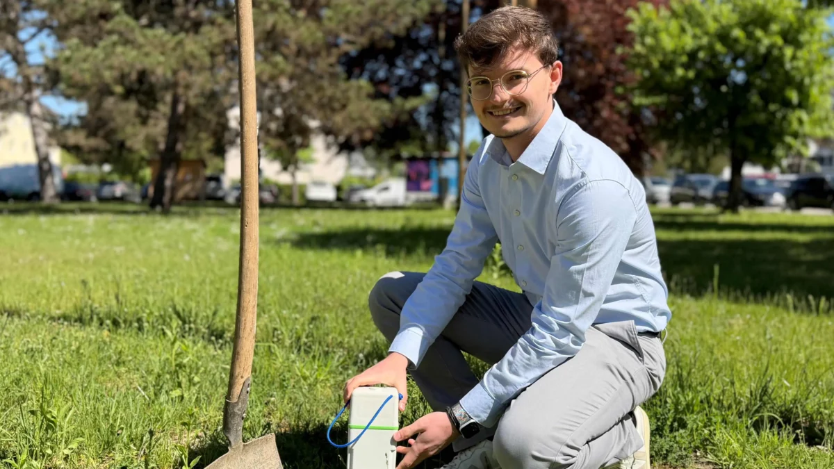 Projektleiter Moritz Hofbauer mit einem der Messgeräte, die in der Erde vergraben Bodenschwingungen aufzeichnen.