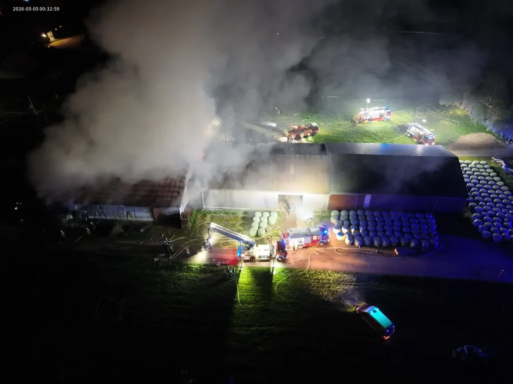 Foto in Beitrag von 5min.at zeigt den Brandeinsatz in Hollenstein von oben.