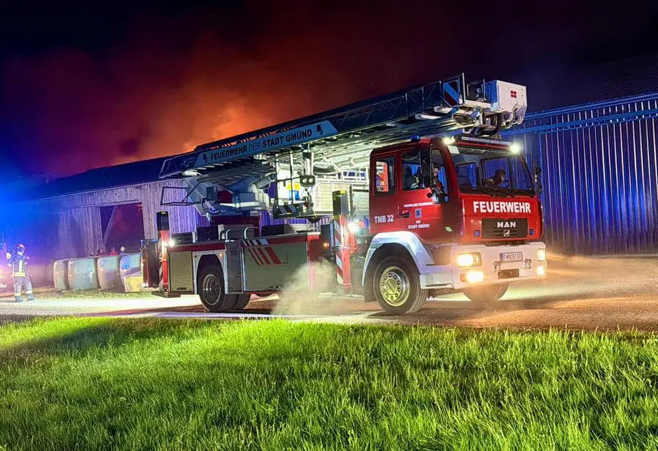 Foto in Beitrag von 5min.at zeigt den Brandeinsatz in Hollenstein und ein Feuerwehrauto davor.