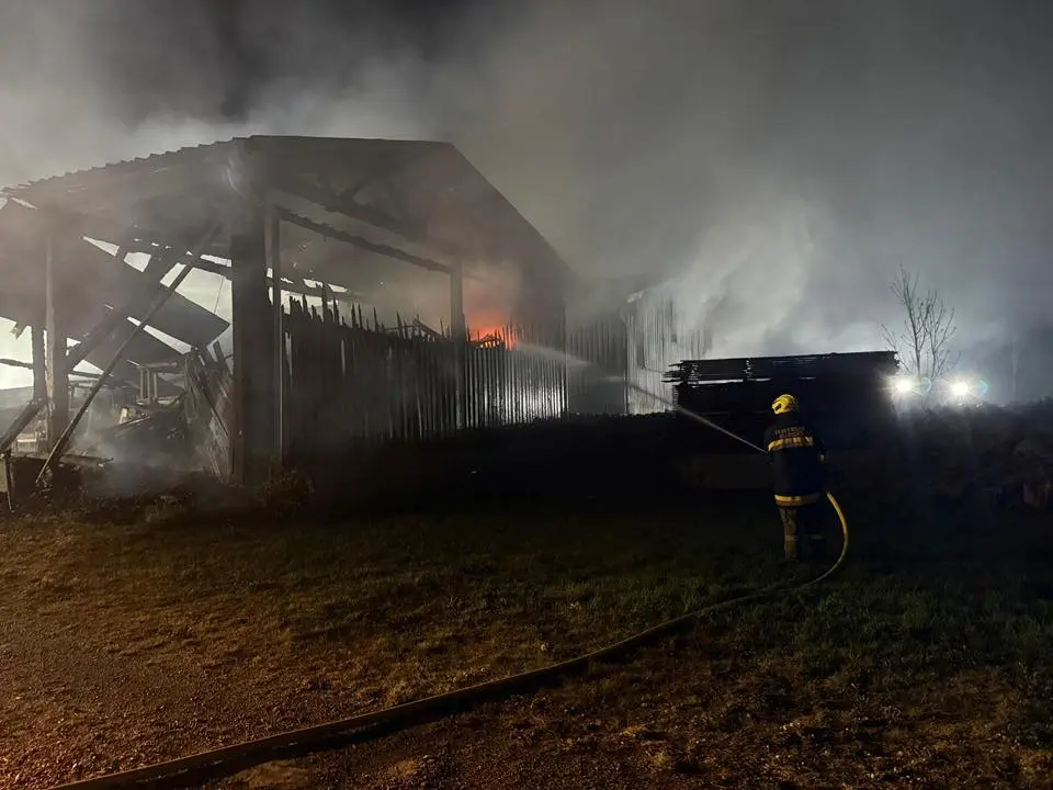 Foto in Beitrag von 5min.at zeigt den Brandeinsatz in Hollenstein von der Seite.