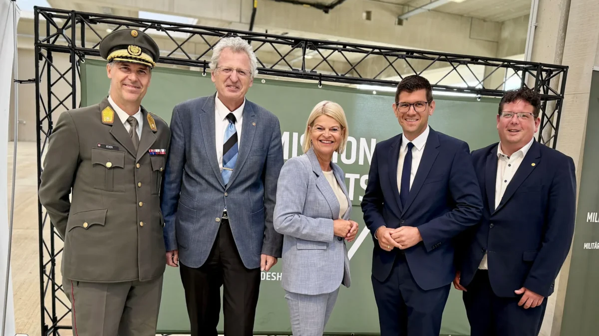 Das Bild auf 5min.at zeigt Personen bei der Gleichenfeier der Henselkaserne neu in Villach.