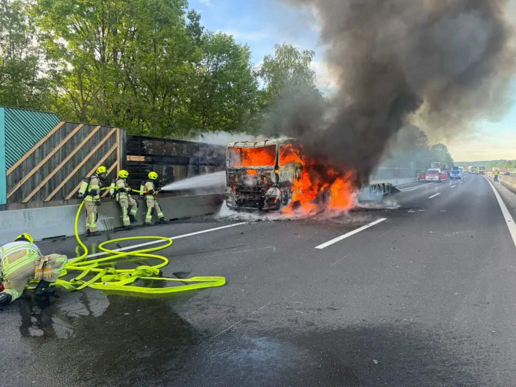Das Bild auf 5min.at zeigt einen LKW-Brand auf der A2.