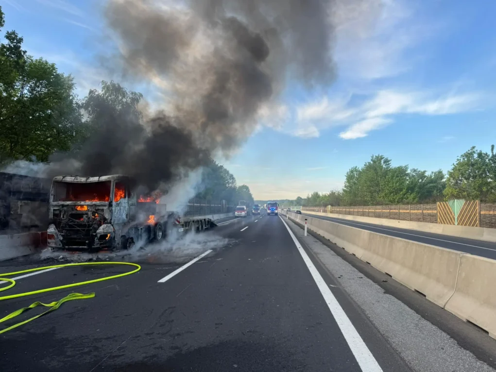 Das Bild auf 5min.at zeigt einen LKW-Brand auf der A2.