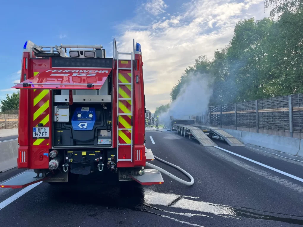 Das Bild auf 5min.at zeigt einen LKW-Brand auf der A2.