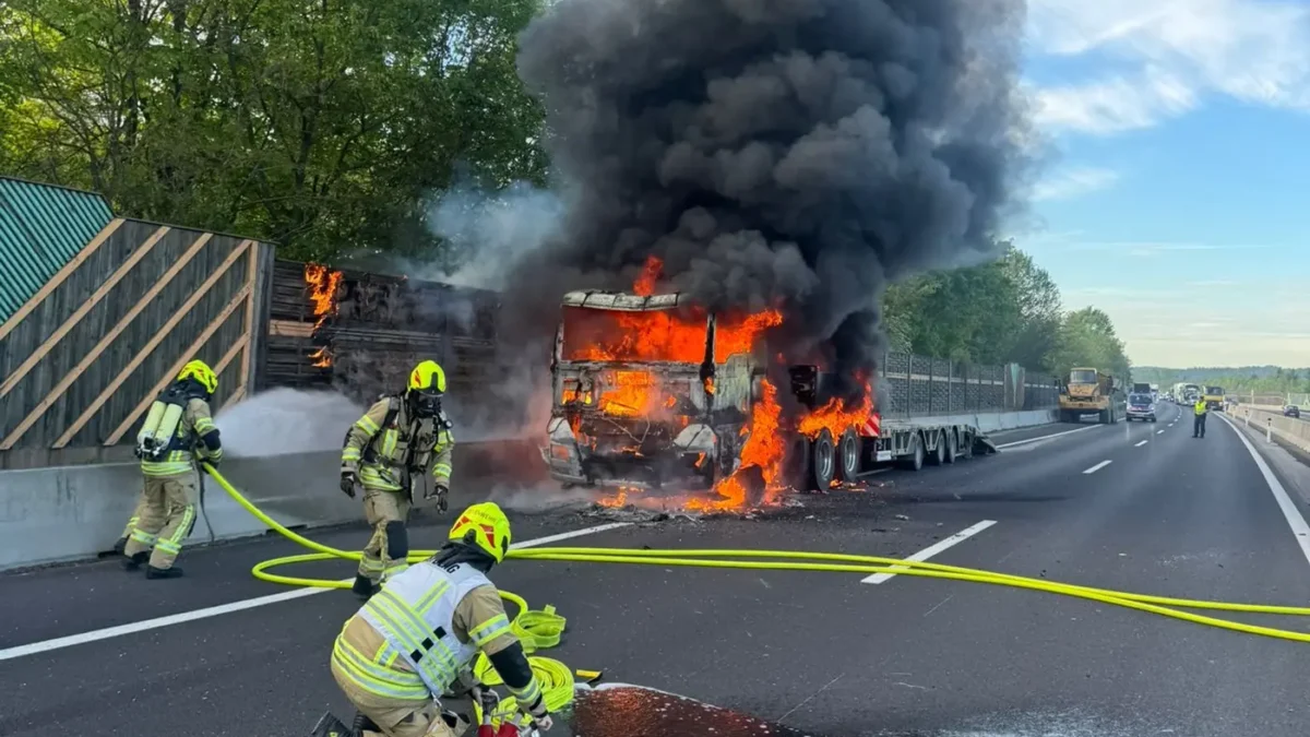 Das Bild auf 5min.at zeigt einen LKW-Brand auf der A2.