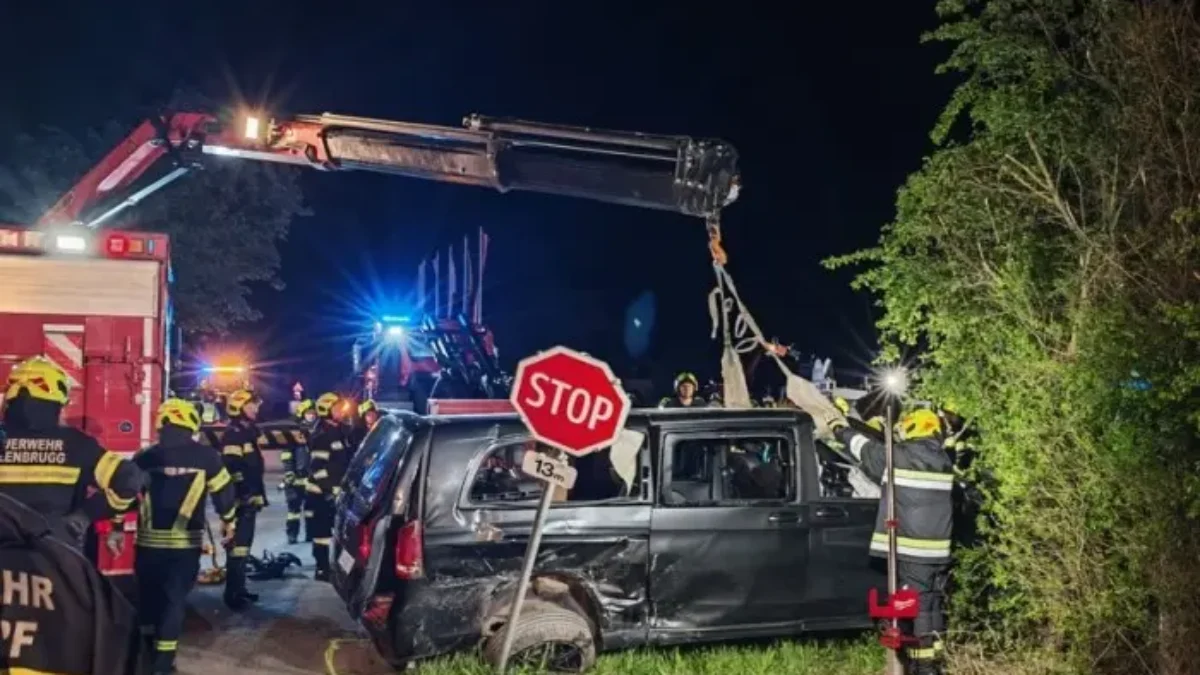 Das Bild auf 5min.at zeigt einen Feuerwehreinsatz nach einem schweren Unfall.