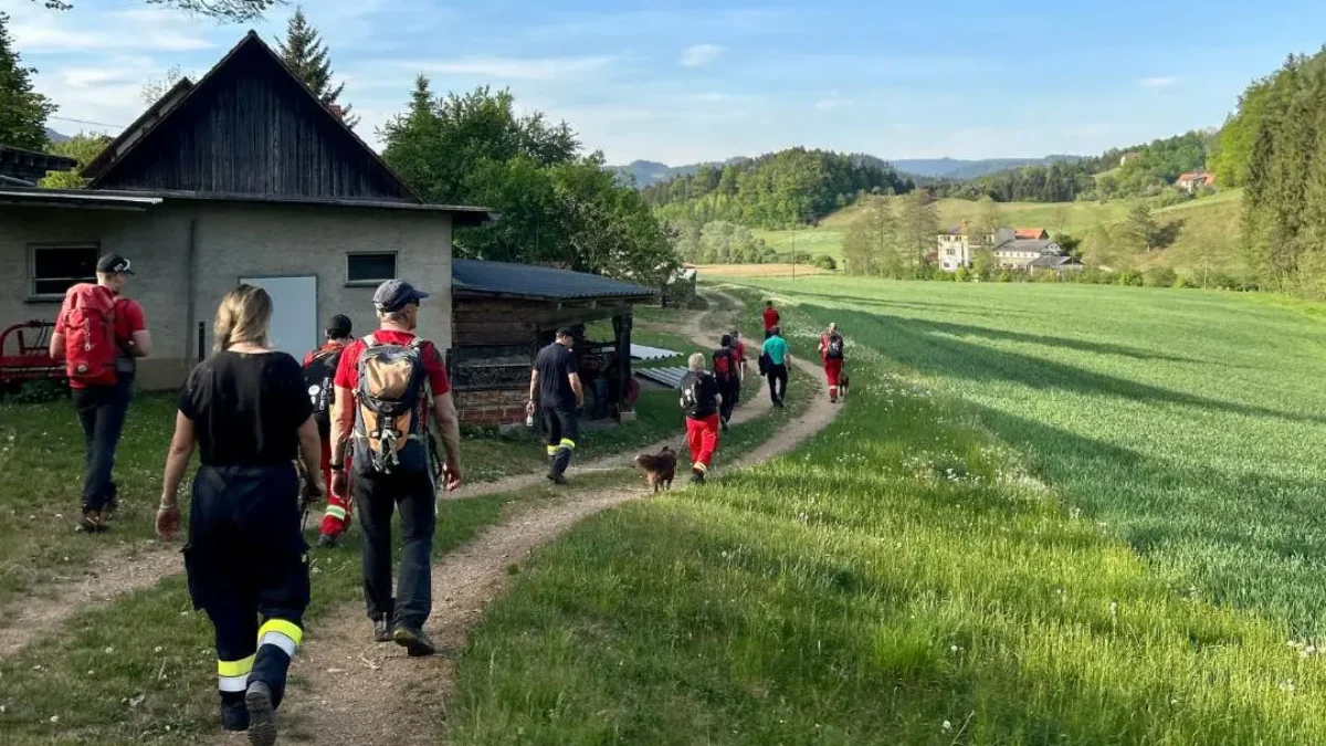 Das Bild auf 5min.at zeigt eine Suchaktion nach einer Jugendlicher.