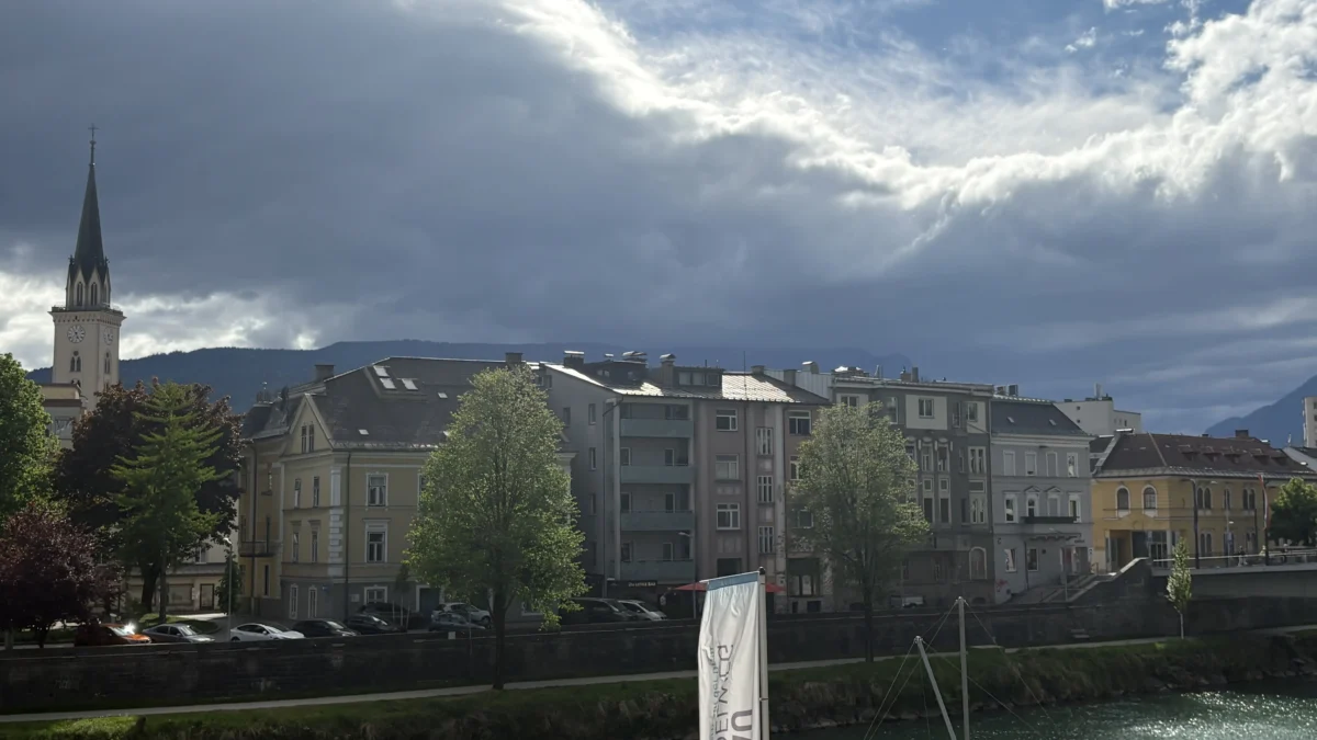 Das Bild auf 5min.at zeigt Villach bei wolkenverhangenem Himmel.