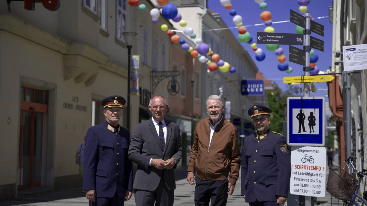 Das Bild auf 5min.at zeigt den Landespolizeidirektor, den Bundesminister, Bürgermeister der Wiener Neustadt und einen Stadtpolizeikommandanten