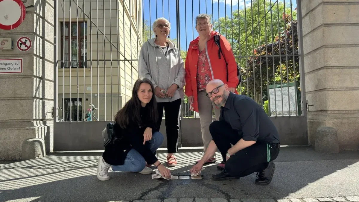 Auf dem Foto von www.5min.at sieht man eine Reinigung von Stolpersteinen.