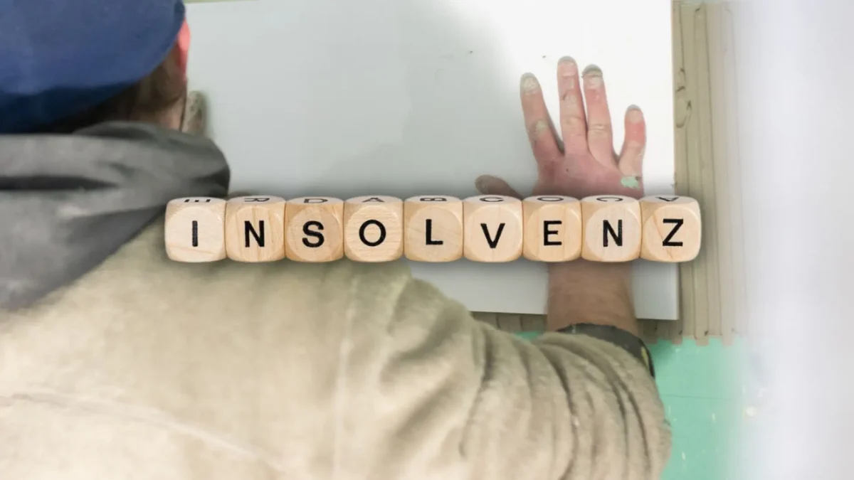Das Bild auf www.5min.at zeigt eine Insolvenz eines Fliesenlegers.
