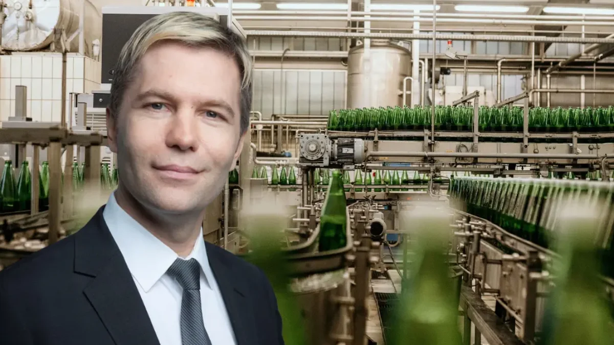 Bild auf 5min.at zeigt einen Mann vor Mineralflaschen.