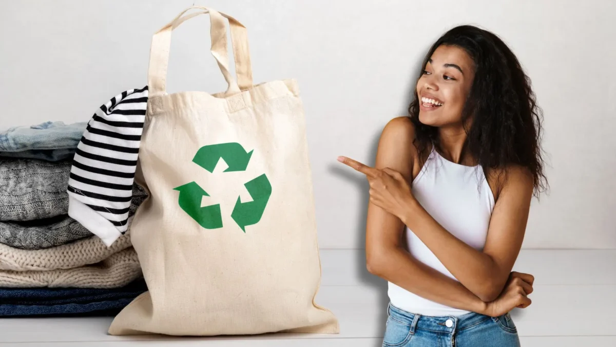 Das Bild auf 5min.at zeigt einen Stoffbeutel mit Recyclingsymbol und eine Frau.