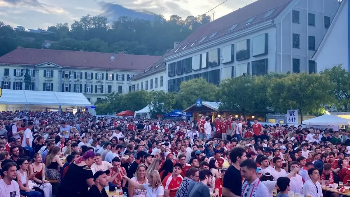 Bild auf 5min.at zeigt ein Public Viewing.