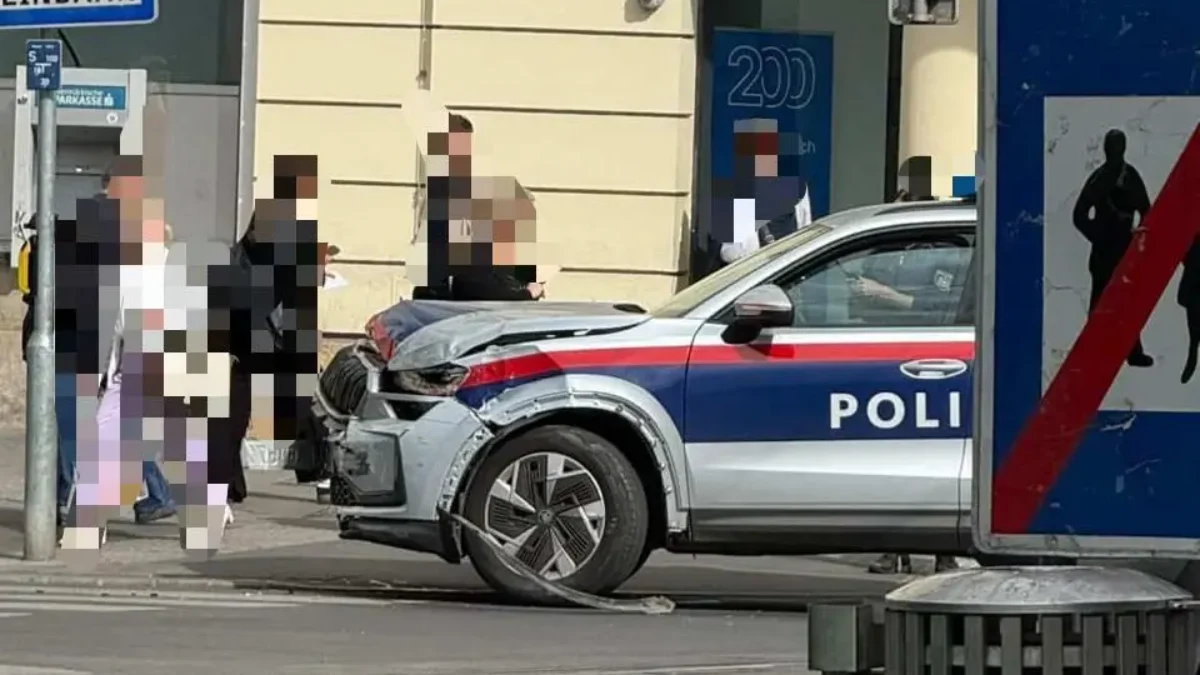 Foto auf 5min.at zeigt einen Bim-Unfall in dem auch ein Polizeiauto verwickelt war.