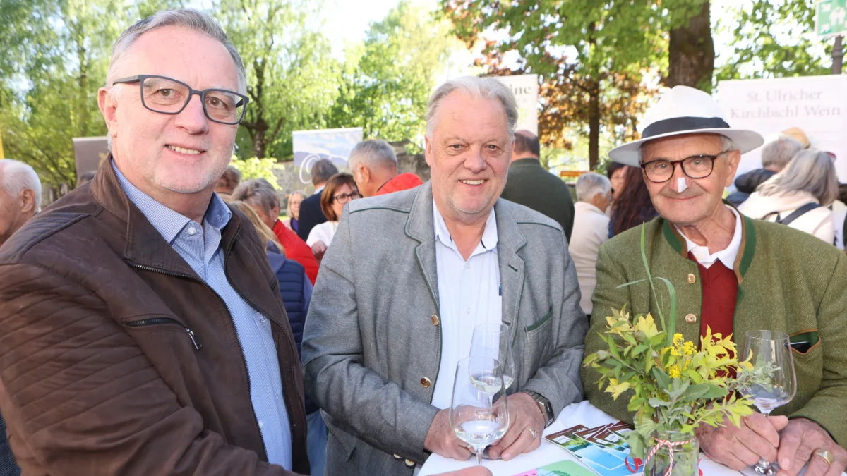 Ein Bild auf 5min.at zeigt Besucher bei der Jahrgangspräsentation im Amthof Feldkirchen.