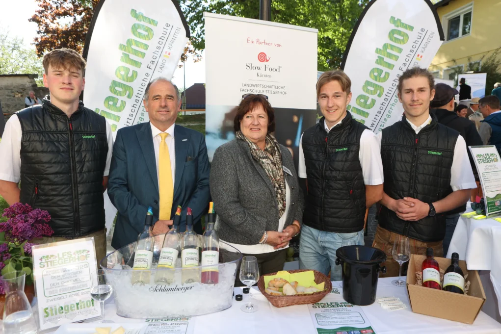 Ein Bild auf 5min.at zeigt Besucher bei der Jahrgangspräsentation im Amthof Feldkirchen.