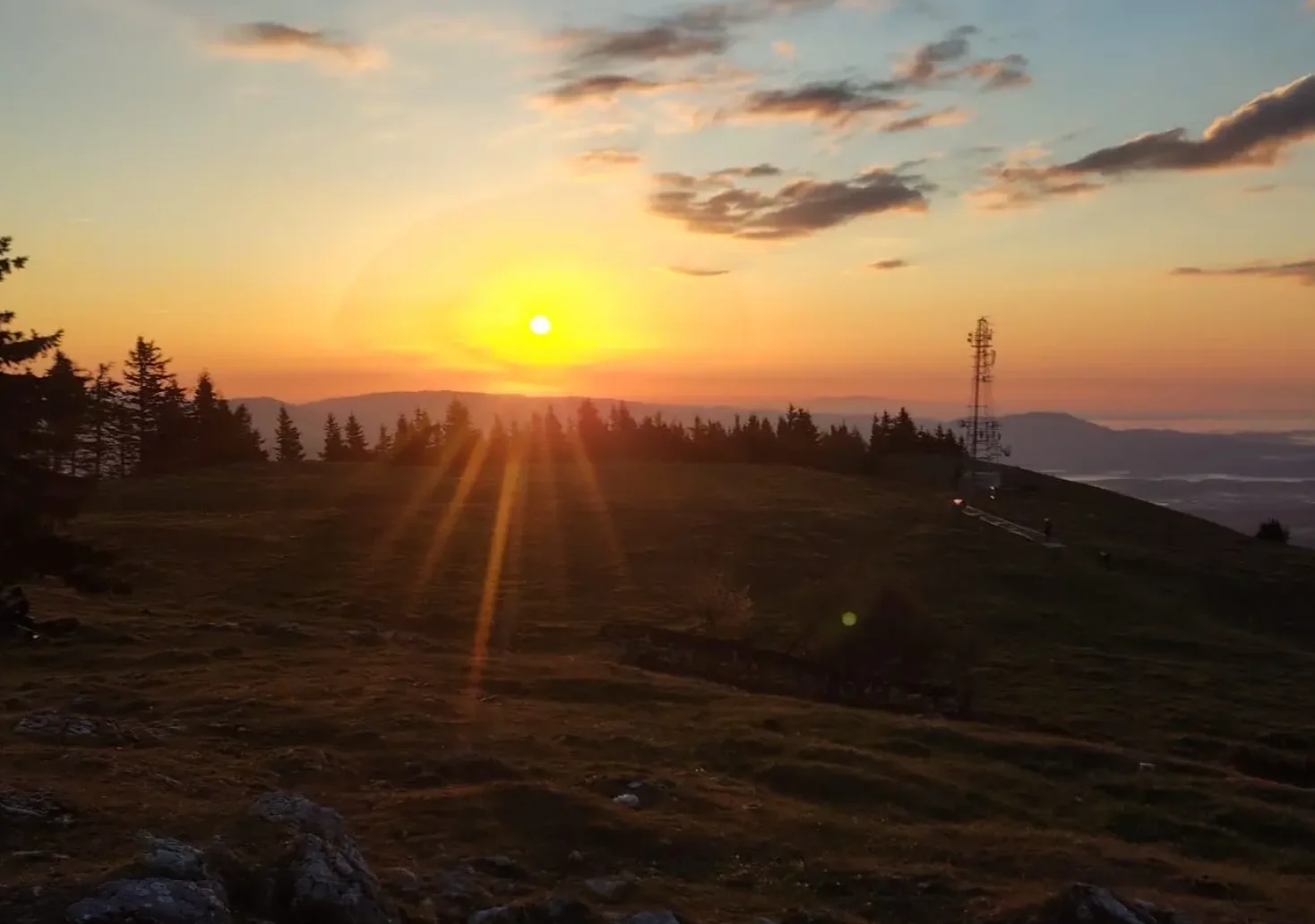 Foto auf 5min.at zeigt einen Sonnenaufgang am Schöckl.