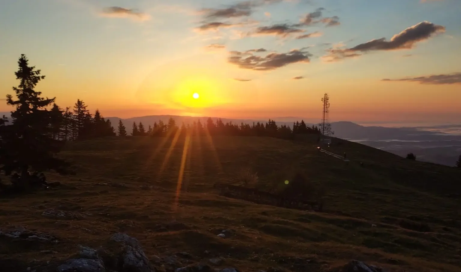 Foto auf 5min.at zeigt einen Sonnenaufgang am Schöckl.