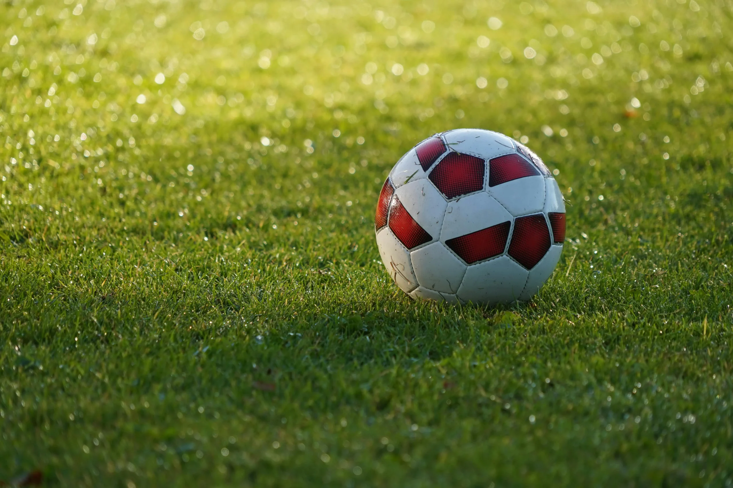 Foto auf 5min.at zeigt einen Fußball auf einem Fußballfeld.